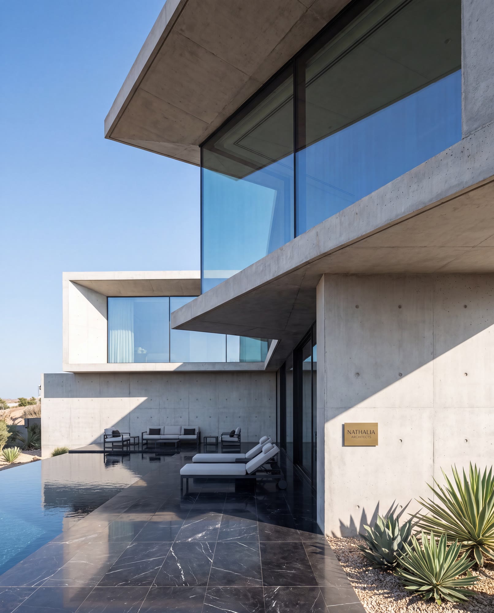 Casa Monolito — villa minimalista de hormigón con terraza de mármol negro y piscina